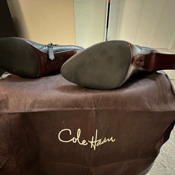 Almost new in box COLE HAAN Harper Boot in Black Snake Print size 7.5 - Picture 3 of 4